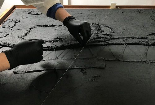 Alberto Burri, Nero con punti (dett.), 1958, iuta, vernice sintetica polimerica, vinavil, tela a tramatura sottile di fondo, 200 x 128 cm. Patrimonio artistico del Gruppo Unipol. Fondazione Palazzo Albizzini - Collezione Burri, Città di Castello © 2022