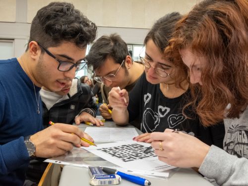 Studenti che svolgono la prova a squadre