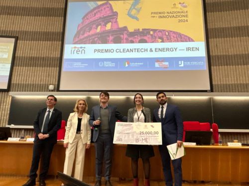 Chiara Mongiovì riceve il premio per il team B-ME per la categoria Cleantech & Energy