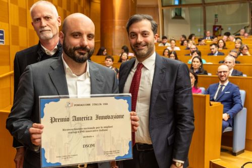 Il team di DSQM (Francesco Giazotto, Giorgio De Simoni, Angelo Di Bernardo ) riceve il Premio America Innovazione