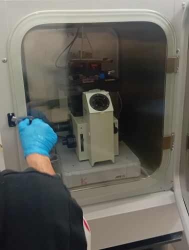 Una fase degli esperimenti con il microscopio a forza atomica