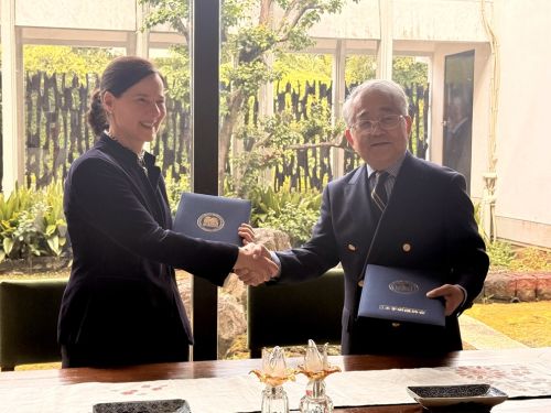 Firma dell'accordo di cooperazione scientifica tra Cnr e JSPS presso la Residenza dell'Ambasciatore d'Italia a Tokyo: il Direttore del Cnr-Dsctm Lidia Armelao con il Presidente della JSPS, Tsuyoshi Sugino / 1