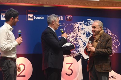 Giuseppe Remuzzi (a destra), vincitore assoluto dell'edizione 2025 del Premio assieme a Telmo Pievani per 