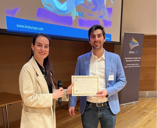 Mario Prosa (primo ricercatore Cnr-Ismn) riceve il premio come migliore oratore della conferenza InnoLAE 2026 da Katarina Ilic (Voltera, sponsor del premio)