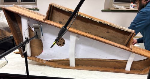 Vista generale del sistema di misura, che consta di un martelletto strumentato, un vibrometro laser ed un microfono di misura
