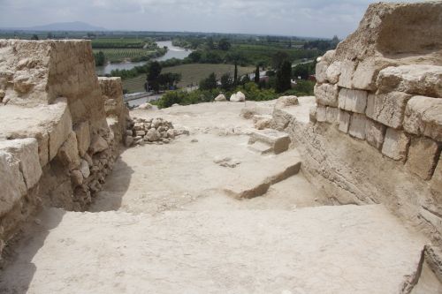 Resti della fortezza e dell'insediamento neo-ittita di Misis (VIII secolo a.C) in Turchia meridionale. Sullo sfondo il fiume Ceyhan e la sua piana.