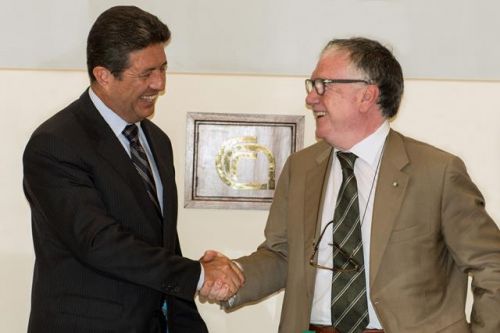 La stretta di mano tra i due firmatari, Juan Holguín Flores e Massimo Inguscio