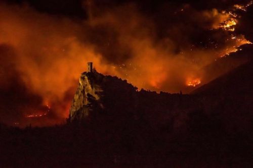 L'incendio del Monte Pisano e di Calci (Pisa) a fine settembre, alle spalle della Torre di Caprona. Immagine riprodotta da Pisanews e Legambiente Valdera