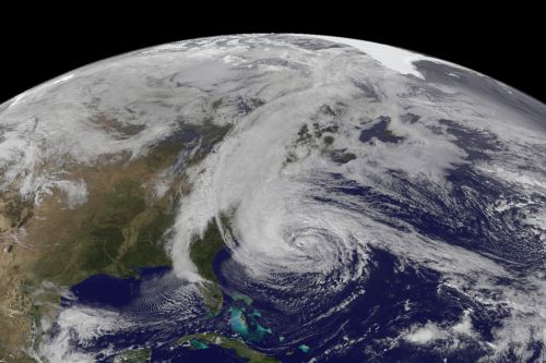 Immagine da Geostationary Operational Environmental Satellite 13 (GOES-13) ripresa durante l' Hurricane Sandy (17:45 Universal Time) il 28 Ottobre 2012