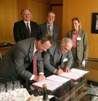 Firma accordo ESA CNR - Il dott. Volker Liebig e il dott. Paolo Perfetti hanno firmato l'accordo