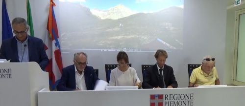 Il momento della firma (Guido Nigrelli, Cnr-Irpi, sul podio) - Fonte Piemonte Informa