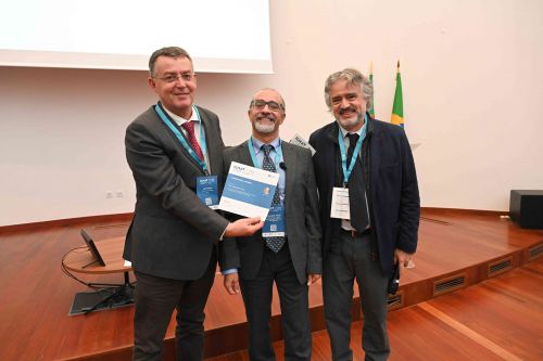 A.Triolo (centro) riceve il Lynden-Bell Award da L. B. Santos (UniPorto, Organizzatore di ILMAT, sinistra) e L. M. Varela (UniSantiago, Presidente della ESIM, destra) durante ILMAT23