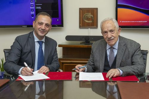 La firma dell'accordo: a sinistra il Direttore del Cnr-Dsu Salvatore Capasso, a destra il Presidente dell'Eurispes Gian Maria Fara (Credits: Vittorio Tulli, Cnr)