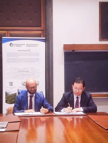 A sinistra il direttore del Cnr-Disba Silvano Fares, a destra il direttore dello Xianghu Laboratory Hua Yang