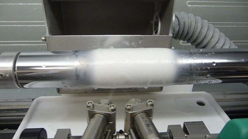 Immagine della tecnologia spray ad inversione di fase (spray-machine) del Cnr-Ifc che, integrata con un sistema di elettrofilatura, consentirà la realizzazione di patch autoportanti nanostrutturati a rilascio di fattori bioattivi
