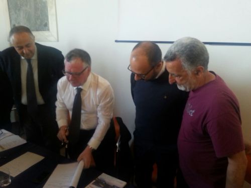 Il momento della firma col presidente del Cnr Massimo Inguscio