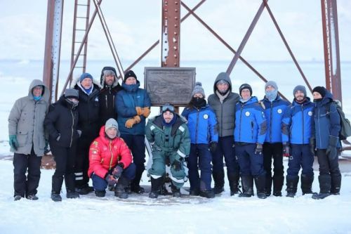 Foto di gruppo: Sergio Costa Ministro dell'Ambiente e delegazione Cnr alle Svalbard