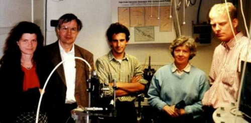 Marco Bellini (al centro) tra Theodor Hänsch (a sinistra) e Anne L'Huillier (a destra) nel laboratorio del Lund Laser Center di Lund (Svezia) nel 1997, durante uno degli esperimenti oggetto della collaborazione