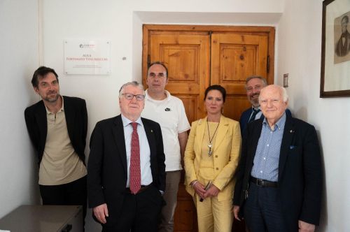 Da sinistra, Simone Arecchi (figlio dello studioso), Massimo Inguscio (presidente emerito del Cnr), Stefano Arecchi (figlio dello studioso), Annachiara Arecchi (figlia dello studioso), Paolo Blasi (già Rettore dell'Università degli Studi di Firenze)