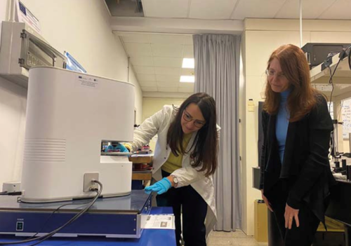 A sinistra la ricercatrice di Cnr-Ieomi Maria Mangini, a destra ricercatrice di Cnr-Isasi Maria Antonietta Ferrara durante le attività di misura al microscopio Tomocube