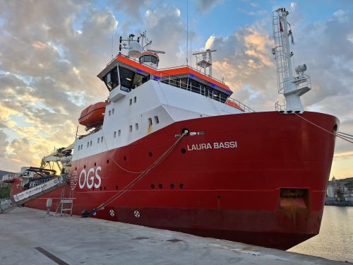 La Laura Bassi nel canale navigabile di Trieste (credits: Archivio OGS)