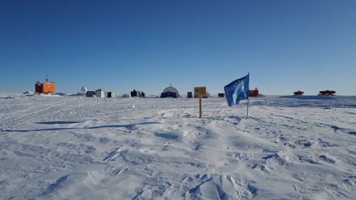 Credit©PNRA/IPEV 2025-26 Field Season. EU flag at the Little Dome C Beyond EPICA camp
