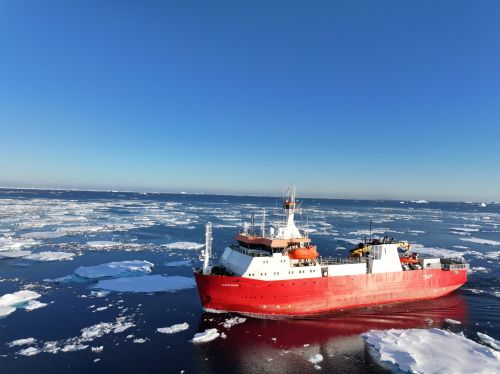 La N/R Laura Bassi in Antartide (credits PNRA - archivio OGS)