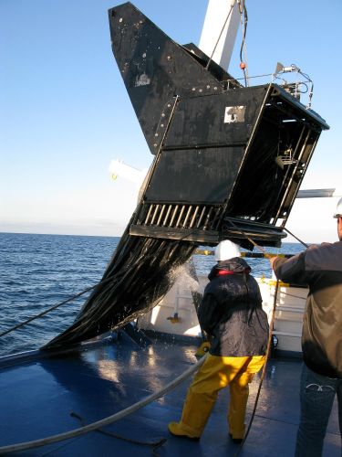 Attività di campionamento di plancton in mare con Bioness, strumento che consente pescate multiple a diverse profondità, fino a oltre 1000m. (Credits: Marco Pansera, Cnr-Ismar)