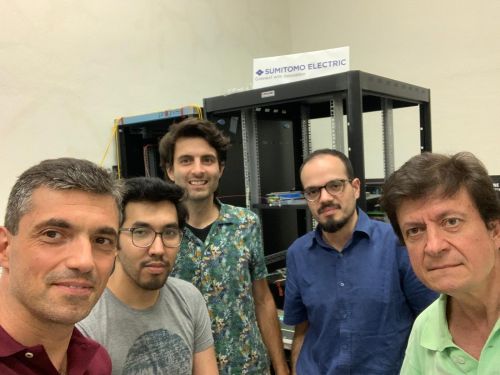 Cristian Antonelli (Università dell'Aquila), Mujtaba Zahidy (DTU), Davide Bacco (Università di Firenze), Domenico Ribezzo (Cnr-Ino), Antonio Mecozzi (Università dell'Aquila) nel laboratorio dell'Università dell'Aquila durante l'esperimento