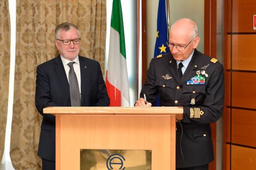 Il momento della firma dell'accordo tra tra Cnr e Aeronautica Militare