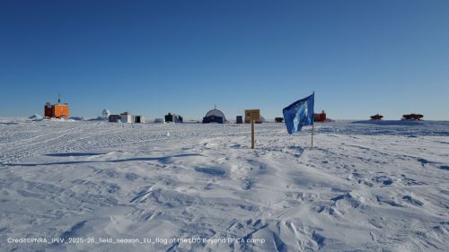 Stagione 2025-26. Bandiera dell'UE al campo di Beyond EPICA a Little Dome C  (Credit©PNRA/IPEV)