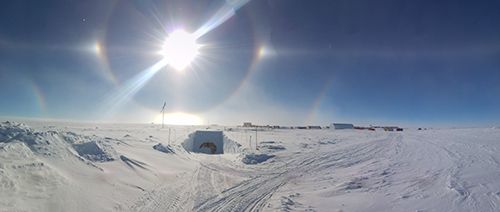 Visione panoramica della stazione Concordia sul plateau antartico durante il fenomeno del 