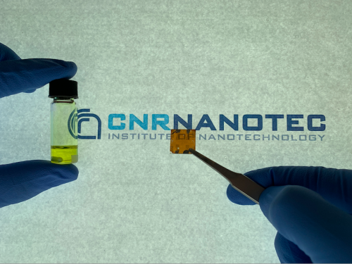 soluzione di precursori della perovskite e dispositivo fotovoltaico fabbricato presso i laboratori del Cnr-Nanotec (credits Francesco Bisconti)