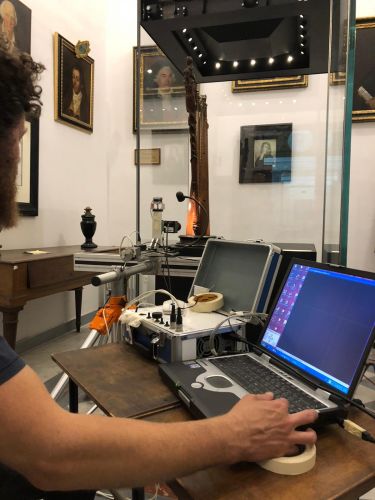 Analisi scientifiche sull'arpa Stradivari presso il  Museo del Conservatorio di San Pietro a Majella- Napoli
