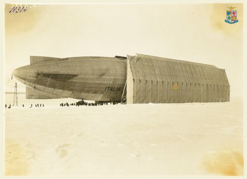  Ny-Ålesund: pilone dirigibile e hangar durante la spedizione del 1928