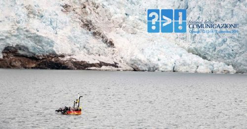 Veicolo autonomo di superficie nel Fiordo del Re, alle Isole Svalbard, in Norvegia