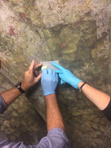 Prove di rimozione di efflorescenze da pitture murali  © Cnr-Ispc