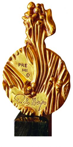 La scultura del simbolo del premio Dorso