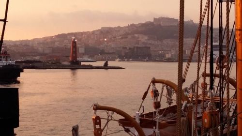 Il Molo San VIncenzo e la città entrando nel porto di Napoli a bordo della 