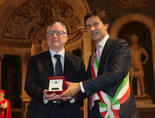 Consegna del Fiorino d'oro al presidente del Cnr Massimo Inguscio