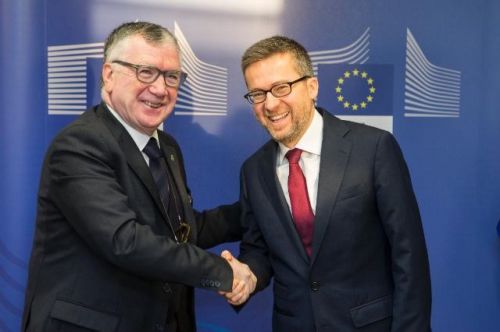 La stretta di mano tra Massimo Inguscio e Carlos Moedas