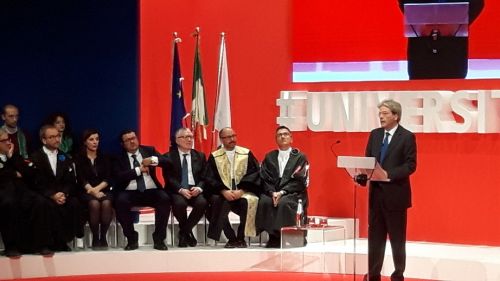Il presidente Massimo Inguscio nel parterre degli ospiti accanto al rettore dell'Università di Camerino Claudio Pettinari. Sul palco, il premier Paolo Gentiloni