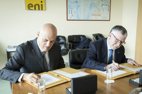 Il momento della firma: l'amministratore delegato di Eni Claudio Descalzi e il presidente del Cnr Massimo Inguscio