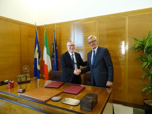 Stretta di mano tra il presidente del Cnr Massimo Inguscio e il Commissario generale di sezione per l'Italia a Expo 2020 Dubai Paolo Glisenti