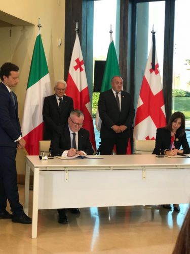 Il presidente del Cnr Massimo Inguscio e il direttore generale della Shota Rustaveli Science Foundation, Manana Mikaberidze al momento della firma