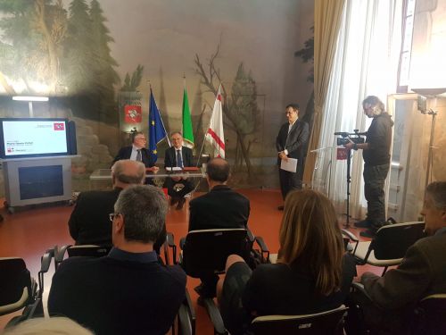 Il presidente della Regione Toscana Enrico Rossi e il presidente del Cnr Massimo Inguscio presentano il nuovo istituto Cnr-Ibe in occasione della firma dell'accordo tra i due Enti