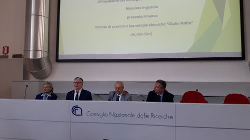 Il presidente del Cnr Inguscio, il consigliere di amministrazione Cnr Melazzini, il direttore Peruzzini e il direttore dell'Istituto di chimica del riconoscimento molecolare (Icrm) Riva