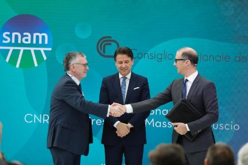 Il momento della firma dell'accordo tra Cnr e Snam