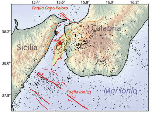 Faglie attive osservate nella zona dello Stretto di Messina, a terra (linee arancio) e in mare (linee rosse). Sono inoltre indicati: gli epicentri dei terremoti rilevati tra il 1990 e il 2019 (puntini neri), la zona di deformazione principale all'interno