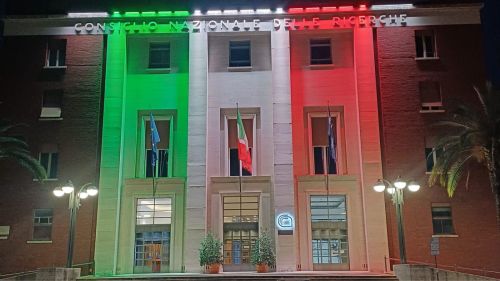 Facciata illuminata col Tricolore
